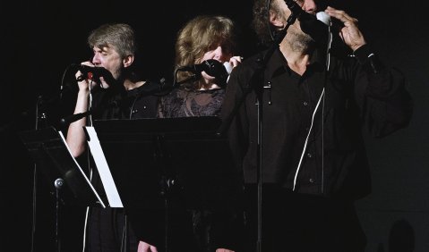 Festivalchef Matthias Kaul und das Ensemble L’ART POUR L’ART mit „Parlando, die Talkbox, ein Sprechwerkzeug“. Foto: Regine Heiland