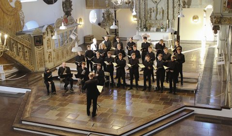 Das Raschèr Saxophone Quartet und das Sonux Ensemble unter der Leitung von Hans-Joachim Lustig während der Uraufführung des „Luther-Quiz“ in der Christkirche Rendsburg. Foto: Nordkolleg