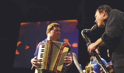 Akkordeonist Tobias mit Mulo Francel (Quadro Nuevo). Foto: Musikschule Fürth