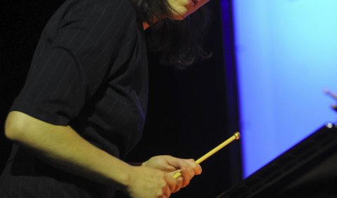 Unser Bild rechts zeigt die Pianistin und Komponistin Eve Risser. Foto: Ssirus W. Pakzad