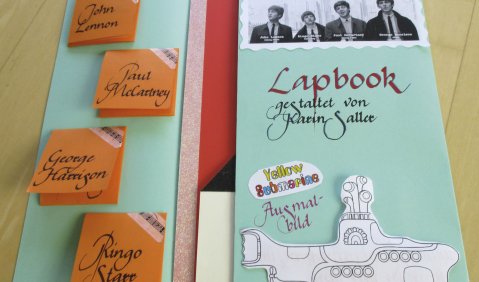 Abb. 1: Beatles-Lapbook: Titelseite und aufgeklappte Faltbuch-Seite. Foto: Karin Saller