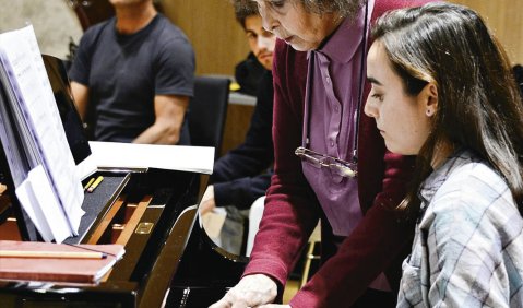 Composer in Residence 	Sofia Gubaidulina bei der Arbeit mit einer Studentin; im Hintergrund der Dirigent Franck Ollu. Foto: Carla Veltman