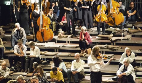 Abseits des Vorgebahnten: Inszeniertes Konzert des Solistenensembles Kaleidoskop bei den Donaueschinger Musiktagen (siehe auch unser Dossier auf den Seiten 17 bis 19). Foto: Juan Martin Koch