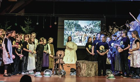 Szene aus dem Kindersingspiel „Der Freischütz“ in der Bearbeitung für Kinderchor 2017. Foto: Claudia Weil-Jürgens