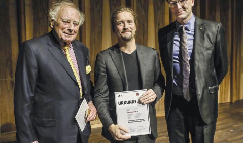 Überreicht wurde die Auszeichnung durch Reinhold Würth, Vorsitzender des Stiftungsaufsichtsrats der Würth-Gruppe (Foto li.) und JMD-Präsident Johannes Freyer (Foto re.). Foto: Würth