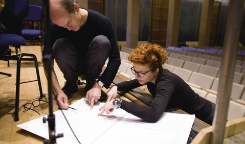 Während der Proben: Peter Rundel und die Komponistin Milica Djordjevic. Foto: Astrid Ackermann