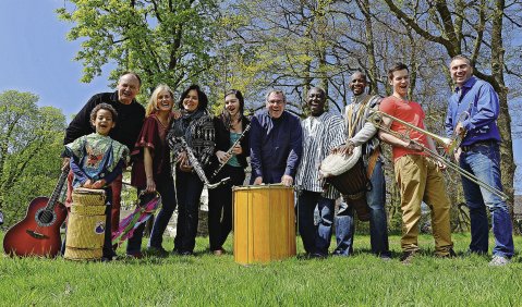 Uli Bär und die ABC-Bigband: „Der Trommler kommt aus Uganda, der Malletspieler aus Ghana, der Trompeter aus der Ukraine und der Schlagzeuger vom Dortmunder Borsigplatz.“ Foto: Volker Beushausen 