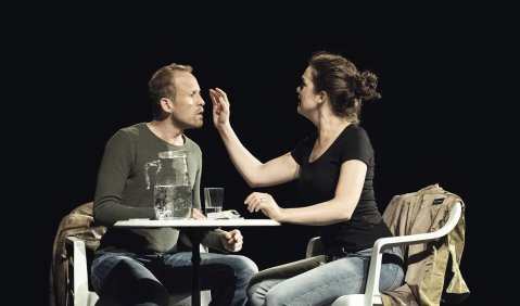 „Was willst du mir sagen?“ Juliane Dennert und Manuel König in René Leibowitz’ „Todos Caerán.“ Foto: Thilo Ross