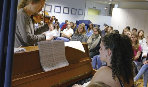 Nah dran, an Mensch und Musik: Christian Tetzlaff und Kiveli Dörken bei der Rhapsody in School. Foto: K. Börngen
