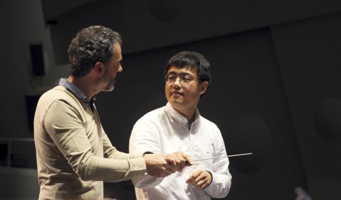 Prof. Vassilis Christopoulos (HfM Frankfurt) und Minsang Cho (HMT Rostock) im Modul Sinfonik. Foto: Christian Nam Nguyen Vu