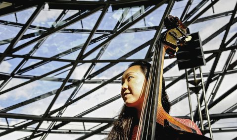 Wenn Pat Metheny sie nicht braucht, macht die Bassistin Karriere mit ihrem eigenen Quartett: Linda Oh beim BMW Welt Jazz Award 2017. Foto Ssirus W. Pakzad