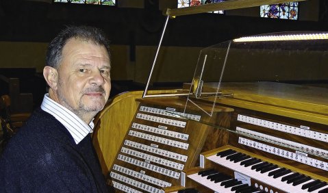 Philip Hartmann an der Link/Gaida-Orgel der Pauluskirche Ulm. Foto: B. Schäfer