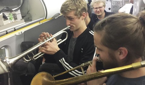 Musikalische Einlage von Mitgliedern des JugendJazzOrchesters NRW im Flugzeug nach der Landung in München am 20. Dezember 2017. Foto: Thomas Haberkamp