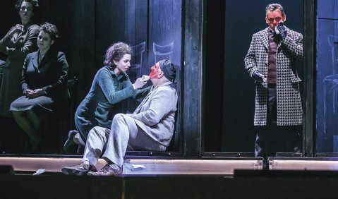 Hannah Arendt (Sara-Maria Saalmann) mit dem alten und dem jungen Heidegger (Adam Kruzel, Angelo Pollak). Foto: Jochen Quast