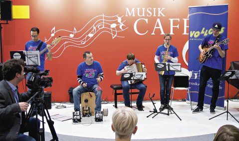 Beispielten das Musik-Café der Buchmesse: die inklusive Vollgas-Combo aus Fürth. Foto: Andreas Kolb