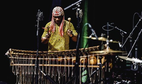 Westafrikanisch-schweizerische Avantgarde mit dem Meister des Balafons Aly Keïta im Trio mit Lucas Niggli und Jan Galega Brönnimann. Foto: Susanne van Loon