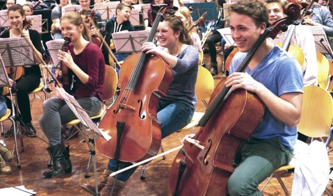 Das Jugendsinfonieorchester Göppingen: das Foto entstand während eines Coachings mit einem Profimusiker des Radiosinfonieorchesters Stuttgart. Foto: JSO Göppingen