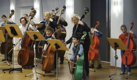 Musikschule vernetzt: Gemeinsames, generationenübergreifendes Musizieren beim Bavarian Bass Camp 2017.  Foto: VBSM