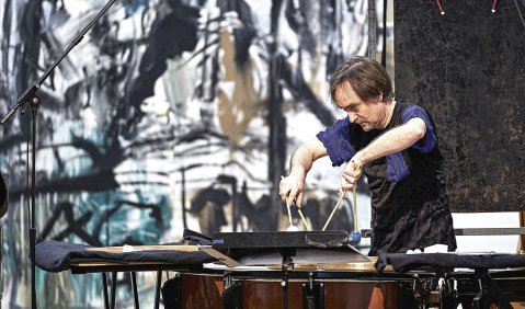 Unser Bild zeigt den Perkussionisten Christian Dierstein bei der Aufführung von Andres Stück „S2 für Schlagzeug“ im Märkischen Museum. Foto: WDR Köln