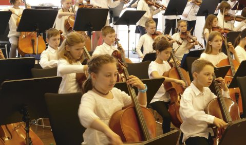 Zum ersten Mal in Konzertkleidung und als Teil eines Orchesters auf der Bühne – großer Applaus für diese tolle Leistung aller Teilnehmer/-innen des Children’s Cello- und Junior Geigen Camps. Foto: C. Reiß, JMD