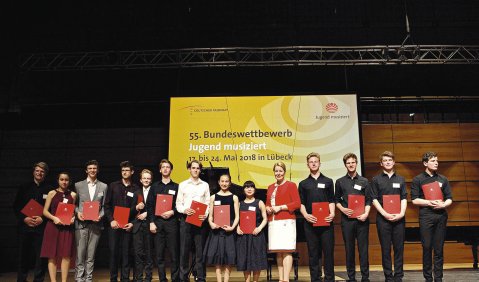 Stellvertretend für alle Bundespreisträgerinnen und -preisträger und mit sichtbarem Vergnügen zeichnete Bundesjugendministerin Dr. Franziska Giffey die Interpretinnen und Interpreten des 2. Preisträgerkonzerts aus.  Foto: Markus Kaesler