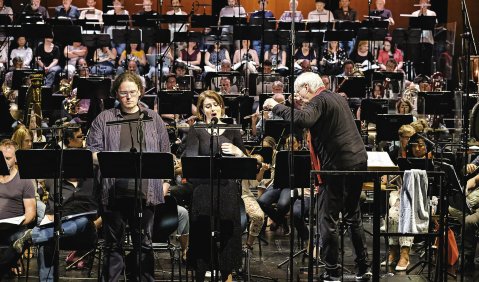 Proben zu „Das Schloß Dürande“ von Othmar Schoeck in Bern: Uwe Stickert, Ludovica Bello und Dirigent Mario Venzago. Unten der Besetzungszettel  der Uraufführung vom 1. April 1943. Foto: Konzert Theater Bern