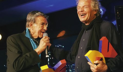 In der Hand je eine Statuette des Bildhauers Otto Hajek: die German-Jazz-Trophy-Preisträger 2018 Rolf (li.) und Joachim Kühn. Foto: Hans Kumpf