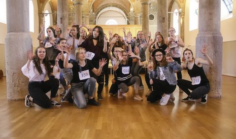 Eine gemeinsame Darbietung des Songs „We go Together“ aus dem Musical „Grease“ setzt den viel umjubelten Schlusspunkt unter eine begeisternde Abschlusspräsentation des Musical-Sommercamps. Foto: Henning Most.