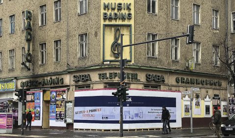 Verabschiedung der Materialität: das Musikhaus Bading in Berlin-Neukölln, an Silvester abgebrannt. Foto: Martin Hufner