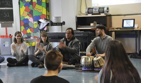 Unterrichtsstunde zu afghanischer Musik. Foto: Katharina Schilling-Sandvoß