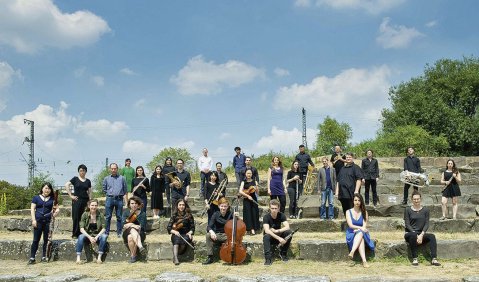 Akteure des Kagel-Projekts: Das Ensemble Earquake und Mitglieder des Ensemble Musikfabrik mit den beiden Künstlerischen Leitern Florian Ludwig und Merve Kazokoglu. Foto: Janet Sinica