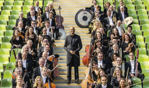 Die Münchner Symphoniker mit ihrem Chefdirigenten Kevin John Edusei. Foto: Marco Borggreve