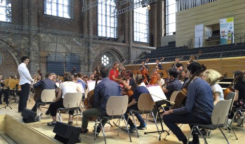 Probe mit Michael Sanderling und Julia Fischer in der Konzertkirche Neubrandenburg. Foto: Baldes/VdM