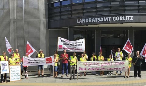Lehrkräfte der Kreismusikschule Dreiländereck protestieren gegen einen 13-jährigen Gehaltsstopp und für einen Haustarifvertrag. Foto: ver.di