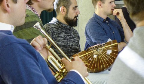 In den Fortbildungs-Workshops erarbeiten sich Musikpädagogen die spezifische ETHNO-Methodik, indem sie selbst als Musiziergruppe zusammenwachsen – auch eine wichtige Voraussetzung für kollegiale Netzwerkbildung. Foto: JMD