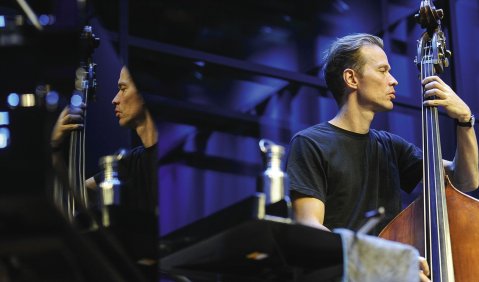 Jasper Hoiby in der Spiegelumkehrung. Foto: Ssirus W. Pakzad