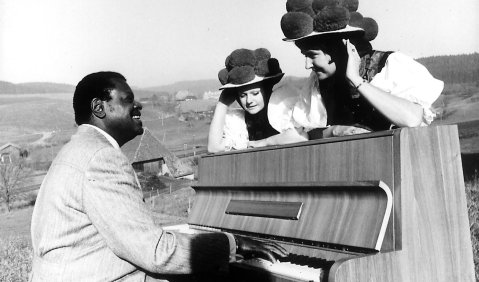 Oscar Peterson mit einheimischen Bewunderinnen. Foto: MPS-Archiv