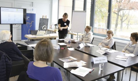 Jutta Blessing, Kommunikationstrainerin aus München, erklärt, wie es gelingen kann, auch bei schwierigen, konfliktbeladenen Gesprächen authentisch und gelassen zu bleiben. Foto: VBSM