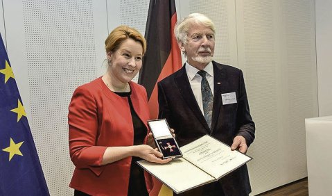 Reinhart von Gutzeit mit Ministerin Franziska Giffey. Foto: BMFSFJ
