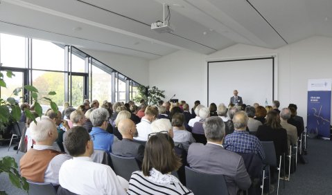 „Netzwerk Musikschule – Wunsch oder Wirklichkeit?“: Im vollbesetzten Konferenzraum wurden die Szenarien einer gelungenen Zusammenarbeit samt Grenzen und Hürden genau beleuchtet. Foto: VBSM