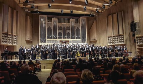 Applaus für Adran Eröd und das MDR-Sinfonieorchester unter Eugene Tzigane im Brucknerhaus Linz. Foto: Koch