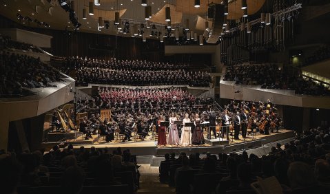 „Alles Vergängliche…“: Mahlers Achte in der Berliner Philharmonie. Foto: Matthias Heyde