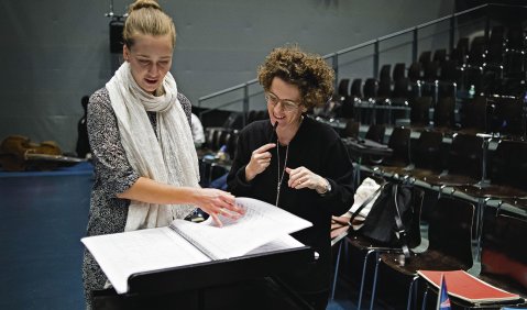 Olga Neuwirth (re.) probt mit Dirigentin Elena Schwarz und dem Ensemble der Lucerne Festival Academy die Schweizer Erstaufführung ihrer „Lost Highway Suite“. Foto: Priska Ketterer
