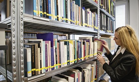 Noten, Aufnahmen und „graue Literatur“: Heike Matthiesen durchstöbert das Archiv Frau und Musik in Frankfurt. Foto. Andrea Späth