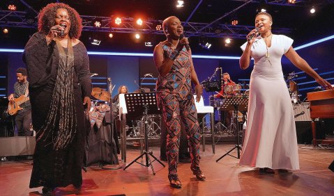 Sängerinnen-Starparade (v.li.): Dianne Reeves, Angelique Kidjo und Lizz Wright. Foto: Ralf Dombrowski