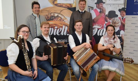 Sorgten für den passenden musikalischen Rahmen (v.l.n.r.): Simone Lautenschlager, Matthias Pürner, Alexander Maurer und Caroline Fritz (git.), im Bild hinten Roland Pongratz (li.), und Olaf Heinrich. Foto: Bezirk Niederbayern, Lang Foto Volksmusikakademie: