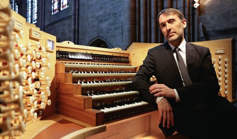 Olivier Latry vor der Orgel in Notre-Dame. Foto: Deyan Parouchev