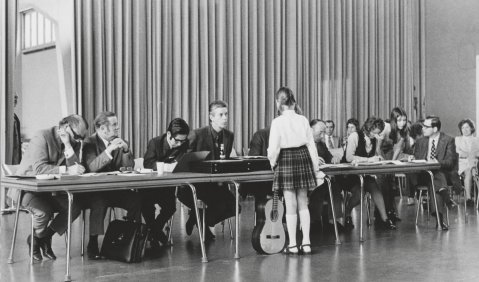 Damals schienen die Rollen noch klar verteilt: Beim 9. Bundeswettbewerb „Jugend musiziert“ 1972 befanden sich die Junioren vor dem Jurytisch, die „alten Hasen“ dahinter. Foto: Bernd Böhner