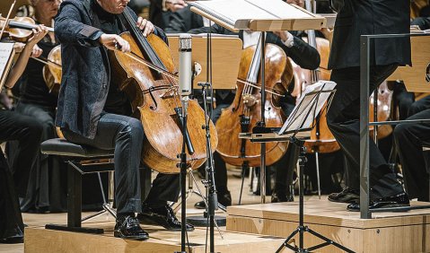 Ein Cello – drei Kontinente: Jan Vogler spielt, Cristian Macelaru dirigiert das Cellokonzert von Nico Muhly, Sven Helbig und Zhou Long. Foto: Oliver Killig