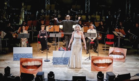 Tora Augestad und das Kölner Gürzenich Orchester unter François-Xavier Roth. Foto: Holger Talinski 